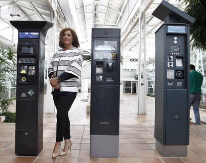 La alcaldesa de Madrid posa junto a tres nuevos modelos de parquímetros, nuevas máquinas "inteligentes" que calcularán la tarifa de aparcamiento en función de las emisiones contaminantes de los vehículos y del nivel de ocupación de las distintas zonas, permitirán el pago con tarjeta de crédito o débito, prepago de contacto o mediante el móvil, el 27 de mayo de 2014.