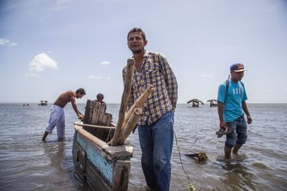 Pescadores llegando a la playa en Moyogalpa. La escasez de pescados les hace plantearse otros trabajos como en agricultura o ganadería.