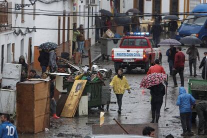 Vecinos de Nerva (Huelva) junto a efectivos de la Guardia Civil, Protección Civil y Policía Local, así como de bomberos, se afanan en las labores de limpieza de las zonas más afectadas tras la riada, el jueves.