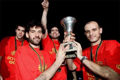 Los jugadores han celebrado junto a los aficionados en Madrid el triunfo en Japón. En la imagen, Garbajosa y Jiménez sujetan la copa Naismith, que han querido lucir junto a cientos de personas que han esperado durante horas su llegada a la capital.