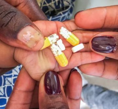 Argencia, que vive en Manhiça, una comunidad rural de Mozambique. con tan solo siete meses tiene que tomar dos veces cada día un puñado de pastillas que ni siquiera cabe en su mano.