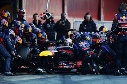 Los mecánicos de Red Bull ponen a punto el monoplaza del alemán Sebastian Vettel.