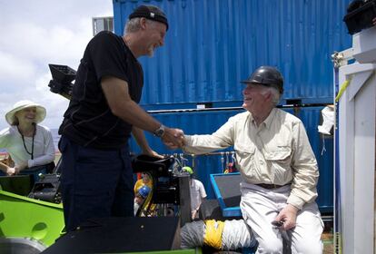 El cineasta y explorador James Cameron recibe la felicitación del explorador oceanográfico y capitán de la marina de EE UU, Don Walsh, a la derecha, tras completar la primera inmersión mundial en solitario a la grieta Challenger, la zona más profunda de la fosa de las Marianas. Walsh efectuó el mismo viaje al fondo de la fosa hace 52 años en el batiscafo Trieste junto al oceanógrafo suizo Jacques Piccard.