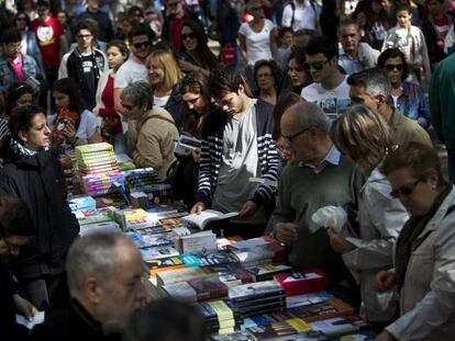 Los lectores a la búsqueda de su libro en Sant Jordi del año pasado.