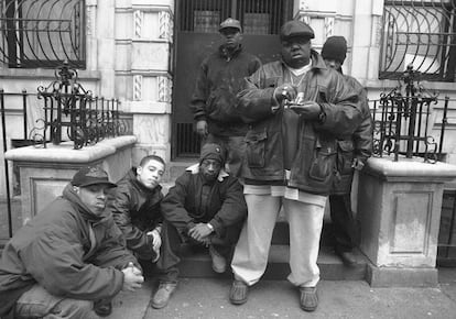El rapero Notorious B.I.G., también conocido como Biggie Smalls, con sus compañeros del grupo de hip-hop neoyorkino Junior M.A.F.I.A, afuera de la casa de su madre en Brooklyn. 