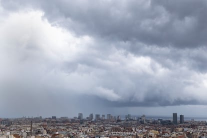 Una intensa tormenta cae este sábado sobre Barcelona.