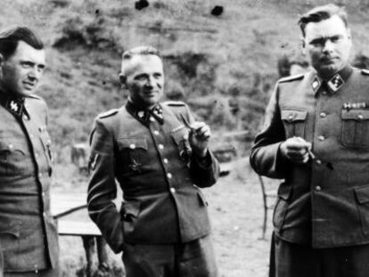A la izquierda, Josef Mengele (1911-1979).