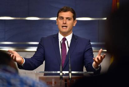 Albert Rivera se explica tras reunirse con el rey Felipe VI, el 28 de julio. 