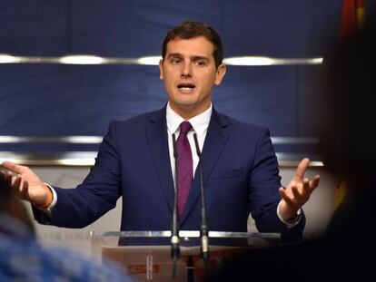 Albert Rivera se explica tras reunirse con el rey Felipe VI, el 28 de julio. 