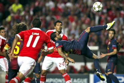 Dani Alvés despeja el balón ante Garay y Lima.