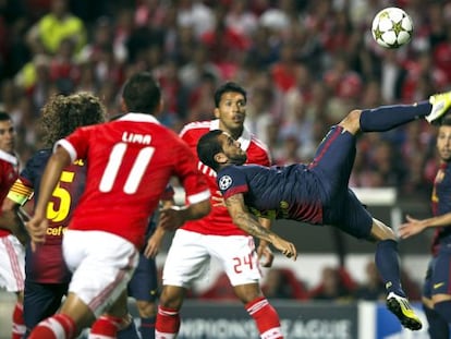 Dani Alvés despeja el balón ante Garay y Lima.