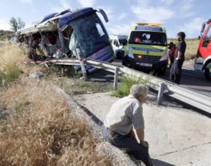 Estado en el que quedó el autobús de línea que cubría, según los primeros datos, el trayecto entre Serranillos, al sur de la provincia, y la capital abulense, y que volcó en la N-403, en Tornadizos (Ávila). EFE/Archivo