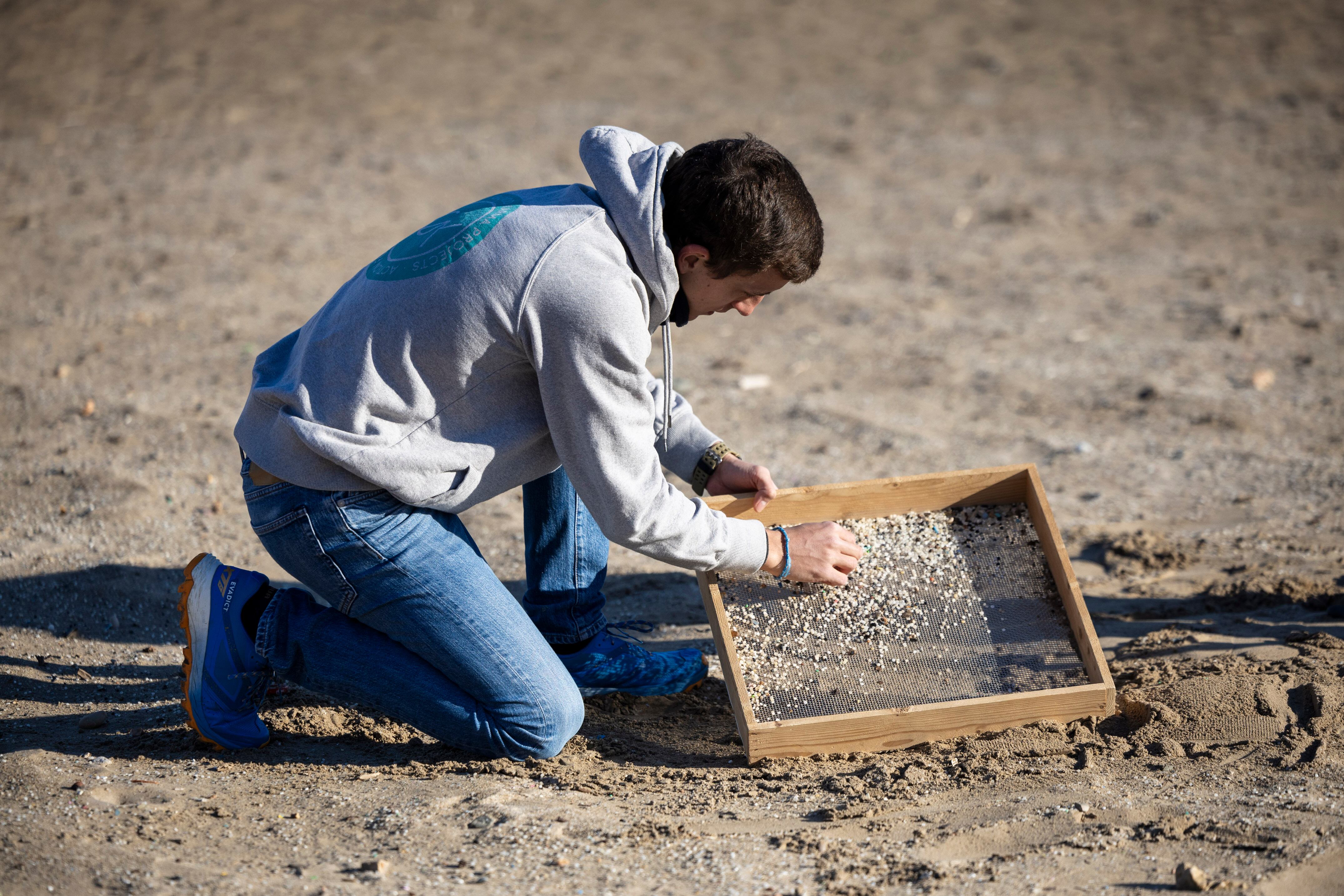 Sugrañes inspecciona los 'pellets' que se van acumulando en un cedazo.