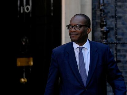 Kwasi Kwarteng, el ministro de Economía del Reino Unido, sale del 10 de Downing Street este miércoles