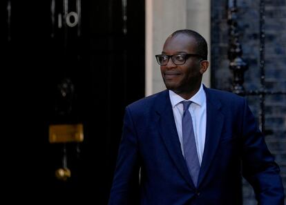 Kwasi Kwarteng, el ministro de Economía del Reino Unido, sale del 10 de Downing Street este miércoles