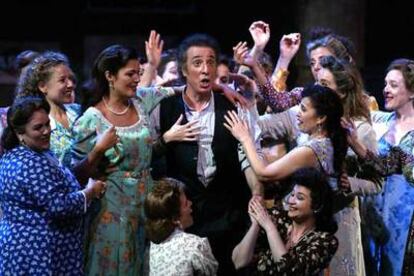 El tenor Raúl Giménez, con las mujeres del coro, durante el estreno de<i> L&#39;elisir d&#39;amore</i> en Savonlinna.