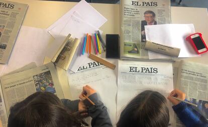 Dos ni&ntilde;os en el taller de periodismo este s&aacute;bado en Bilbao