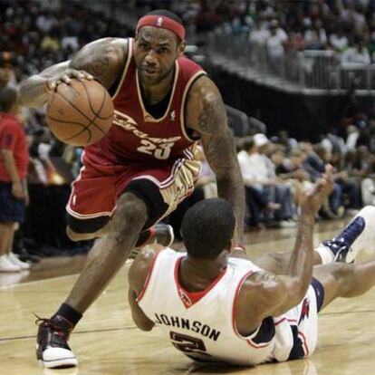 Lebron James se marcha de Johnson durante un partido de Cleveland contra Atlanta.