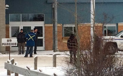 Autoridades resguardan la escuela de La Loche, en Canad&aacute;.
 