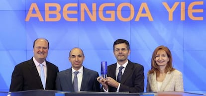 D&iacute;a del debut de Abengoa Yield en el Nasdaq, con el entonces consejero delegado de la matriz, Manuel S&aacute;nchez Ortega (segundo por la izquierda), y Santiago Seage (tercero), actual director de la filial. 