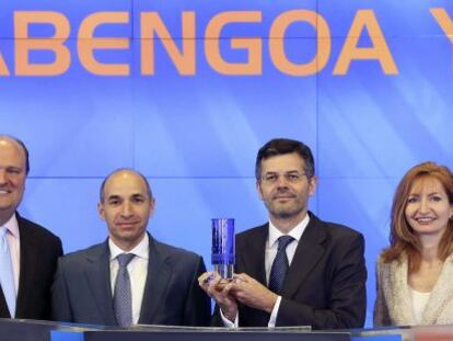 D&iacute;a del debut de Abengoa Yield en el Nasdaq, con el entonces consejero delegado de la matriz, Manuel S&aacute;nchez Ortega (segundo por la izquierda), y Santiago Seage (tercero), actual director de la filial. 