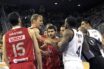 K.C Rivers y Henk Norel discuten en un momento del partido