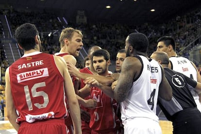 K.C Rivers y Henk Norel discuten en un momento del partido 