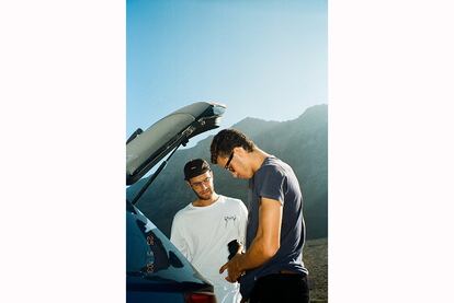 El fótografo de deportes Ginés Díaz junto al surfista Andy Criere durante un momento del rodaje del documental.