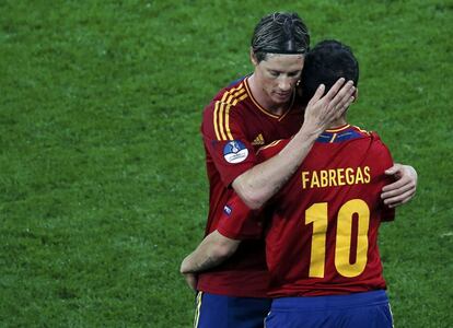 Fábregas sustituye a Fernando Torres en la segunda parte del partido.