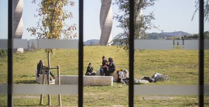 Estudiantes descansan en el campus de la Universidad Aut&oacute;noma de Barcelona.