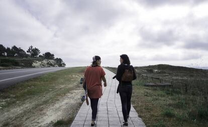 Sara paseando con la directora del documental, Silvia Cachafeiro