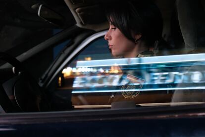 La actriz Antea Rodríguez, con los reflejos que proyecta una de las pantallas led de 'Servir y proteger'.