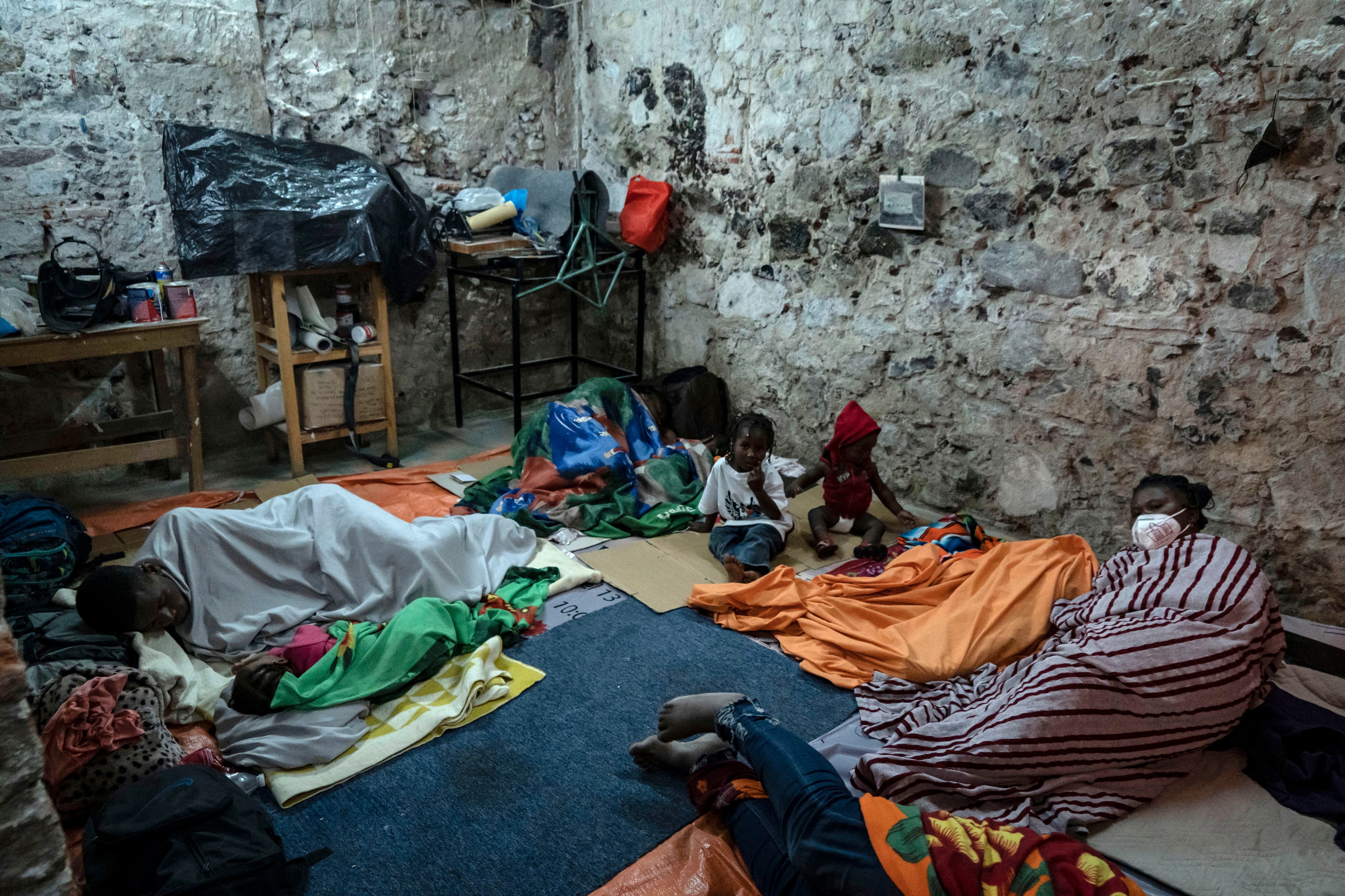 Un grupo de migrantes se encuentra en un inmueble del centro histórico de la Ciudad de México  para tomar un descanso.