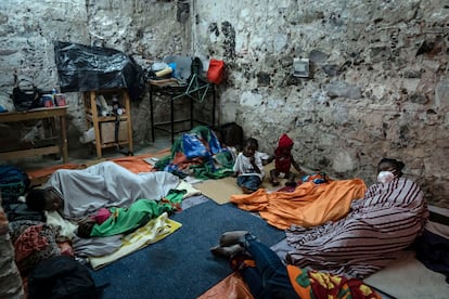 Un grupo de migrantes se encuentra en un inmueble del centro histórico de la Ciudad de México para tomar un descanso.
