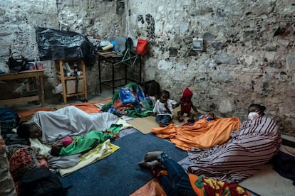 Un grupo de migrantes se encuentra en un inmueble del centro histórico de la Ciudad de México  para tomar un descanso.