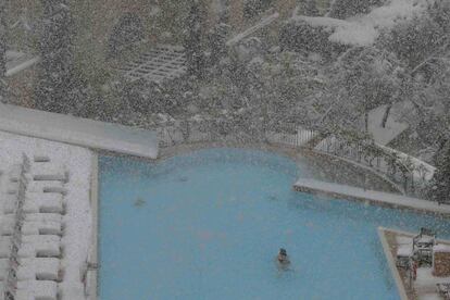 Una mujer nada en la piscina del Hotel David, en Jerusalem. Una tormenta de nieve de rara intensidad cubrió la zona de Jerusalén y partes de Cisjordania .