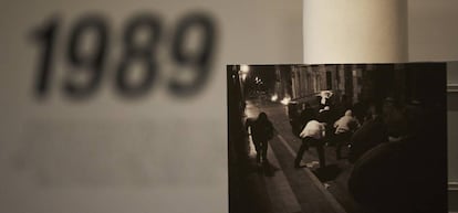 Detalle de una fotografía de la exposición 'Tratado de paz. 1989. Después de las conversaciones de Argel. Delirio y tregua'.