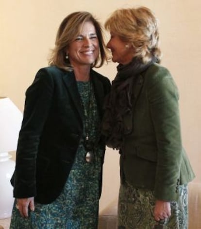 Ana Botella saluda a Esperanza Aguirre en su primer encuentro institucional.