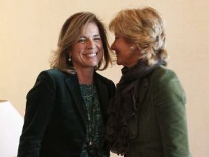 Ana Botella saluda a Esperanza Aguirre en su primer encuentro institucional.