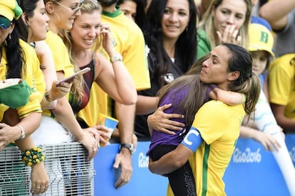 Marta abraça sua afilhada Valentina depois de a seleção perder nos penaltis para a Suécia.