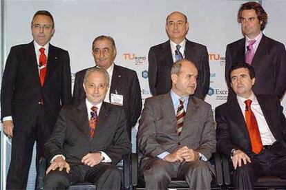 Manuel Chaves, en medio del presidente de Canarias, Adán Martín, y el de Baleares, Jaume Matas, junto a otros representantes del sector turístico en Exceltur.