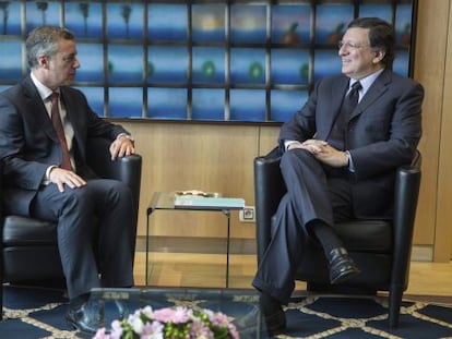 El presidente de la Comisión Europea, José Manuel Durao Barroso, conversa con el lehendakari, Iñigo Urkullu, durante su reunión en la sede de la CE en Bruselas.