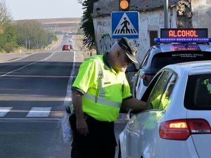Puesto de control y vigilancia, situado en el punto kilométrico 177 de la N-401 en Peralvillo (Ciudad Real), con motivo del inicio de la campaña de tráfico.