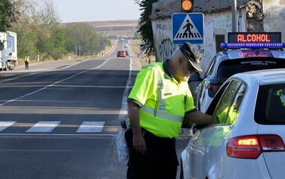 Puesto de control y vigilancia, situado en el punto kilométrico 177 de la N-401 en Peralvillo (Ciudad Real), con motivo del inicio de la campaña de tráfico.