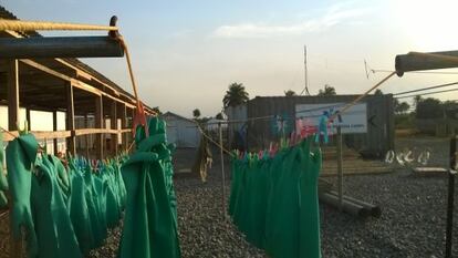 Guantes de protección especial rociados en lejía secándose al sol.