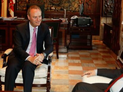 El presidente de la Generalitat, Alberto Fabra, con uno de los directivos de SCN-Lavalin.