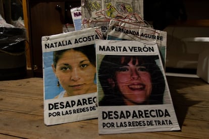 Una de las salas de la ONG está repleta de fotos de niñas y mujeres desaparecidas, secuestradas y asesinadas. En la imagen, fotos tamaño cuadro se amontonan en cajas de cartón, desplegadas sobre la mesa.