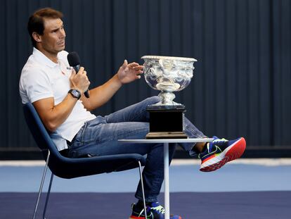 Nadal, este miércoles junto al trofeo de campeón en Australia durante la comparecencia en Manacor.