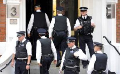 Policías hacen guardia en la entrada de la embajda de Ecuador en Londres. EFE/Archivo