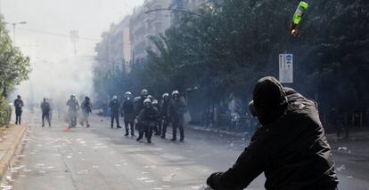 Un manifestante lanza un cóctel molotov a los oficiales de policía durante los enfrentamientos fuera del tribunal donde se juzga a los líderes y miembros del partido de extrema derecha Aurora Dorada, en Atenas.